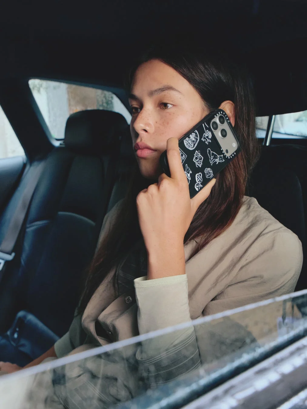 CASETiFYスマホケースで通話する女性