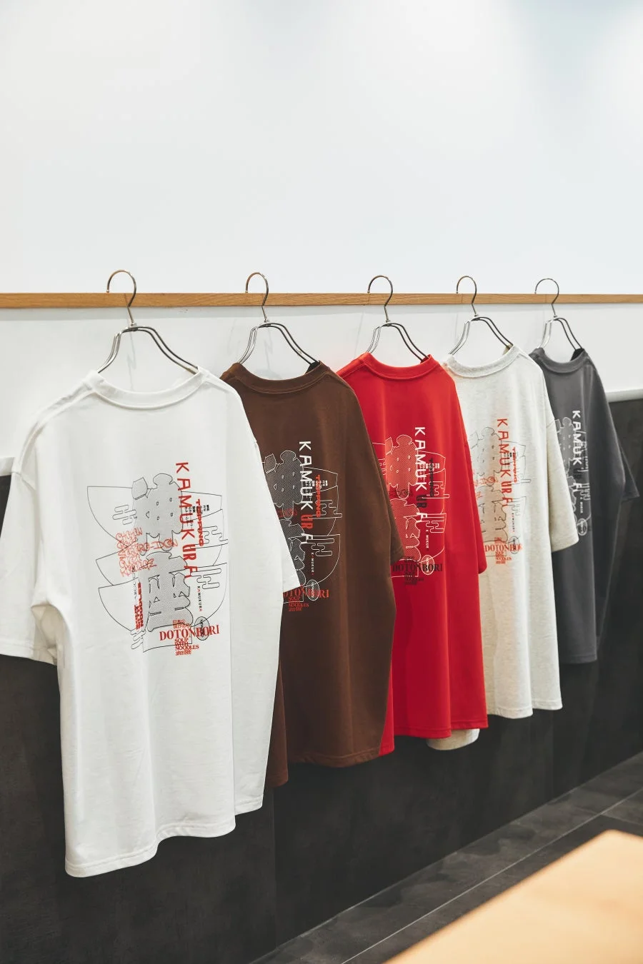 KAMUKURAロゴとデザインがプリントされたTシャツ
