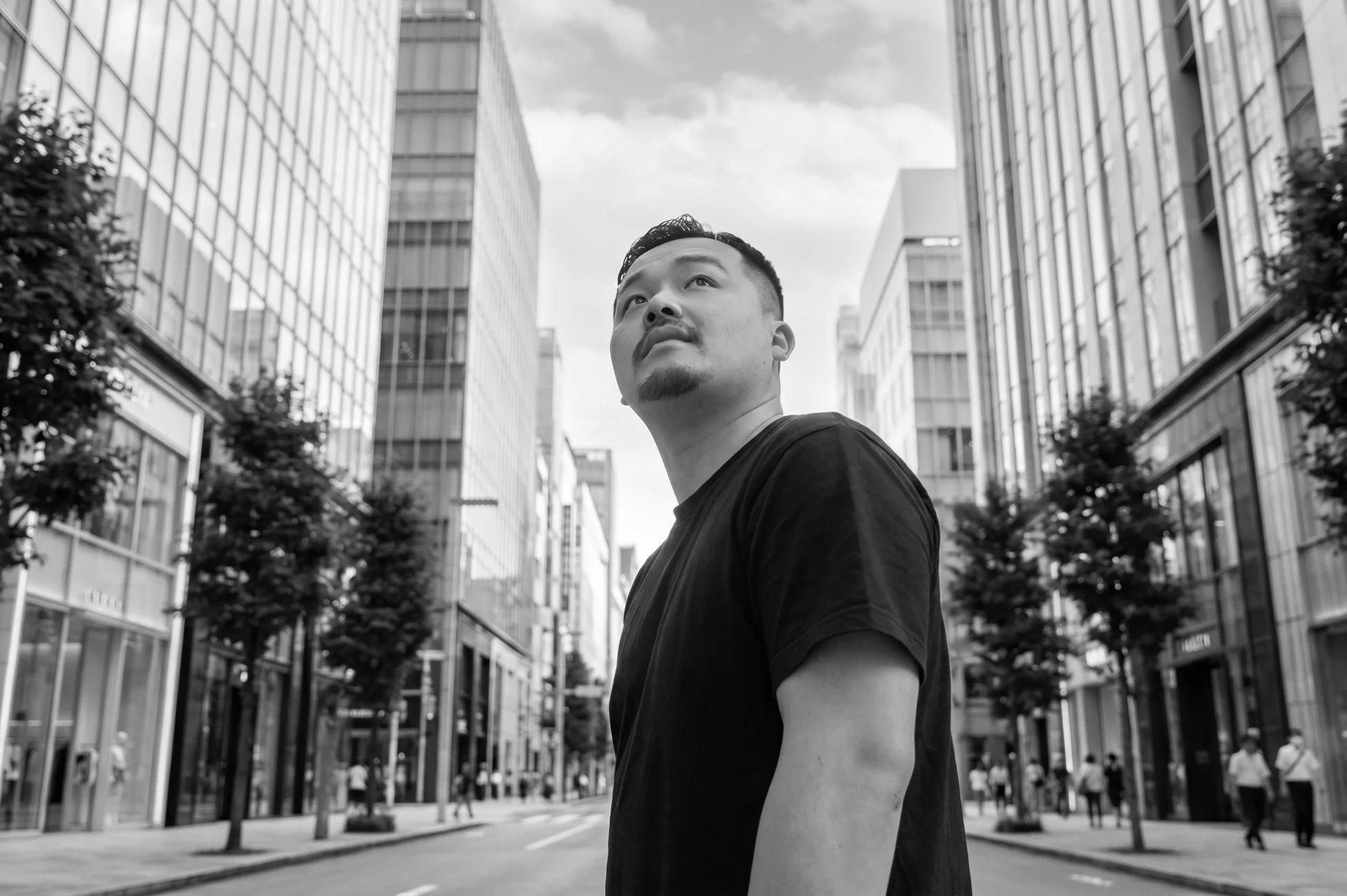 銀座を見上げる河埜丈士氏