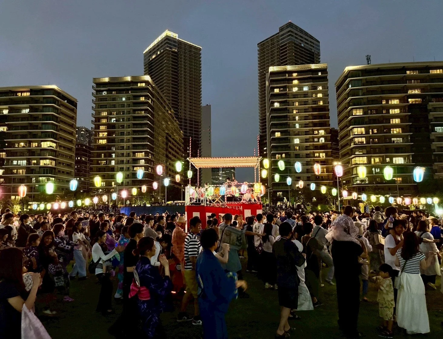 東京湾の夜景を背景に踊る盆踊り