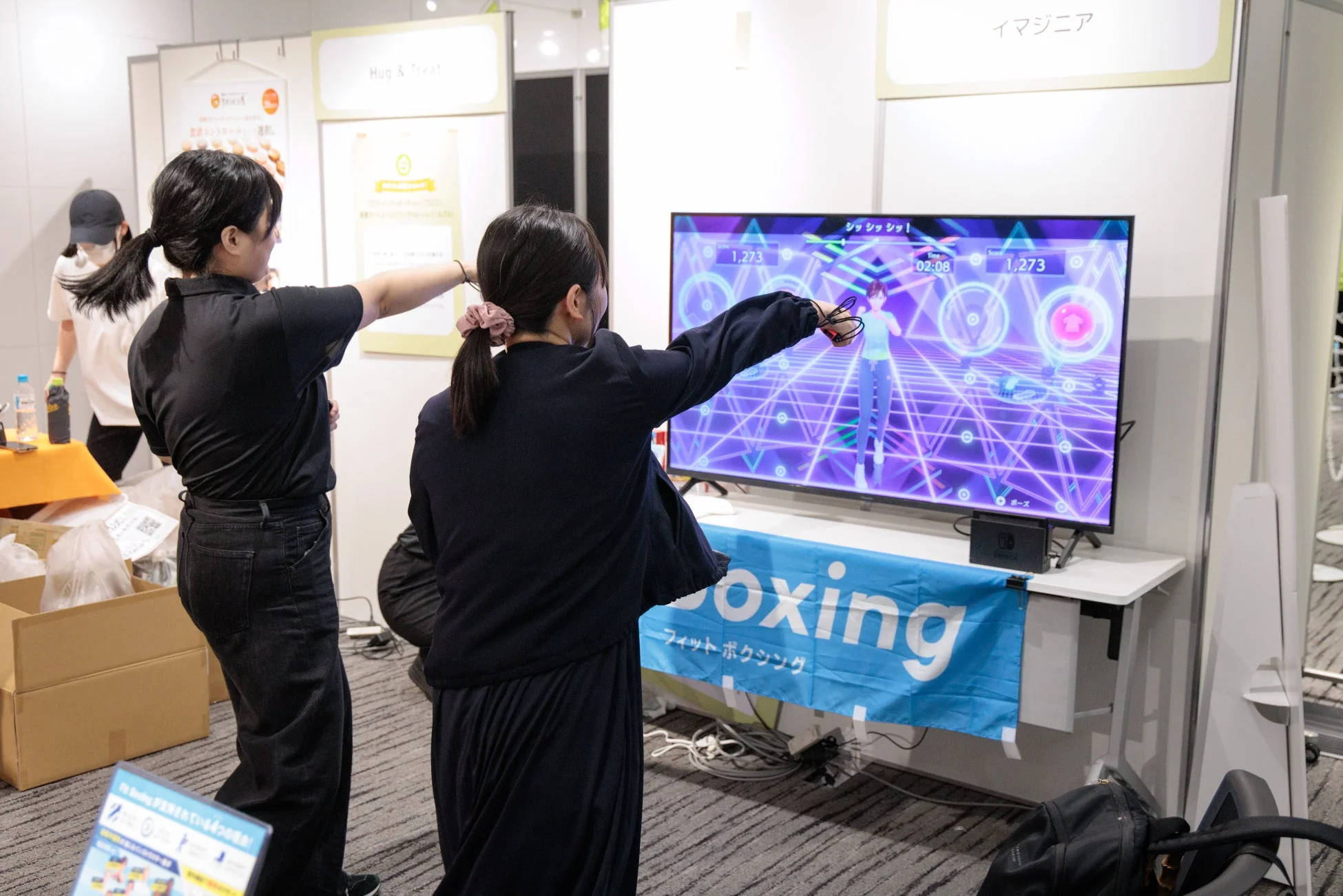 イマジニアのブースでFit Boxingを体験する人々