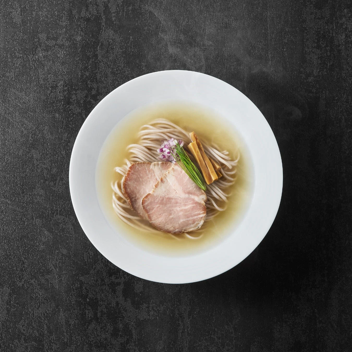 完全予約制の人気店監修『しじみ薫金色塩ラーメン』