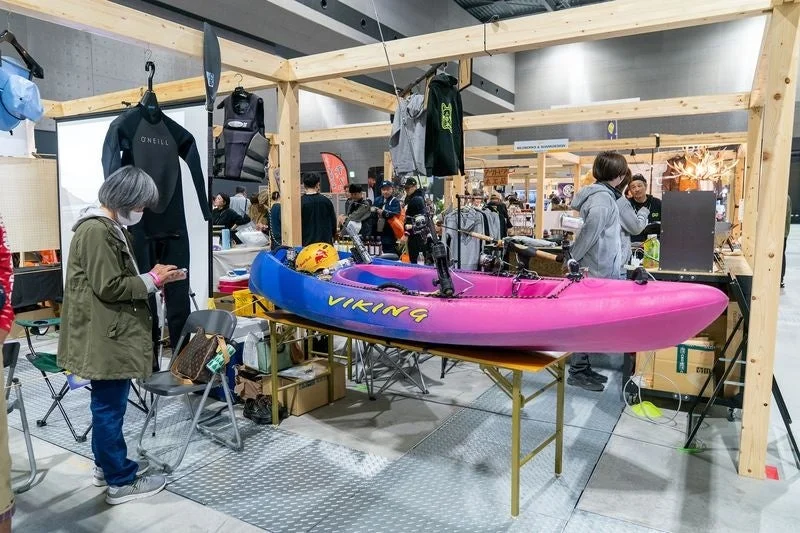 カヤックなどのウォータースポーツ用品が展示されたブース
