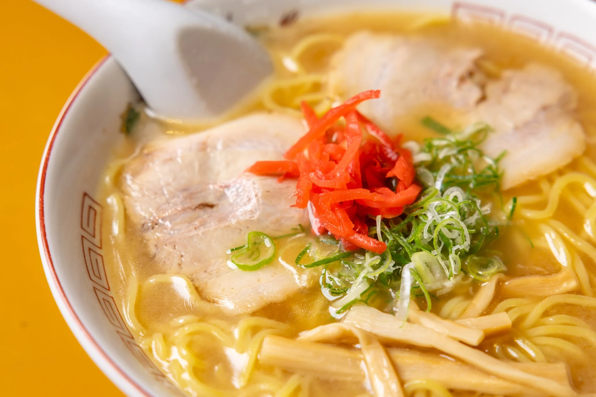 黄金色のスープのラーメン