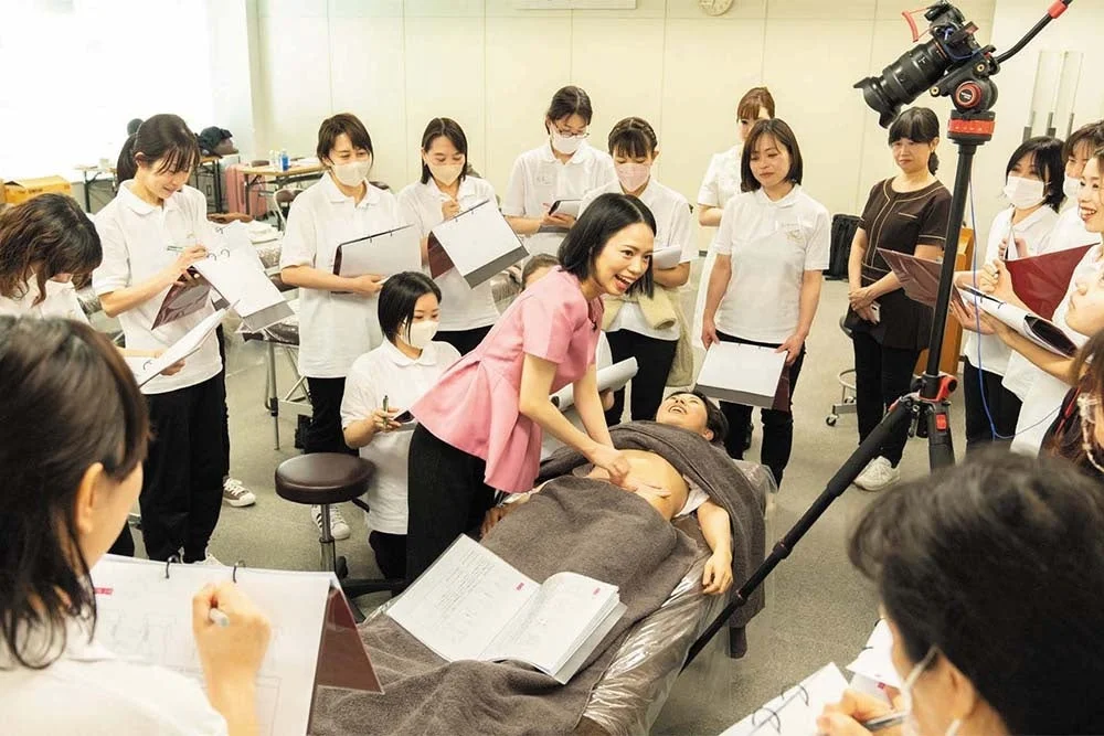 専門学校のエステティック実習風景
