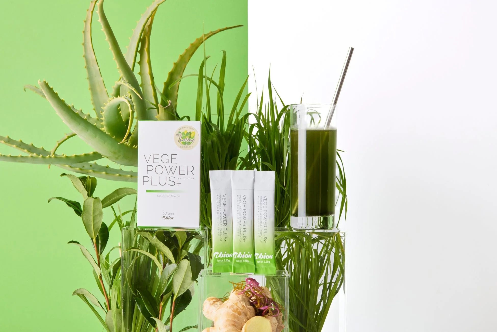 VEGE POWER PLUS+のパッケージとドリンク