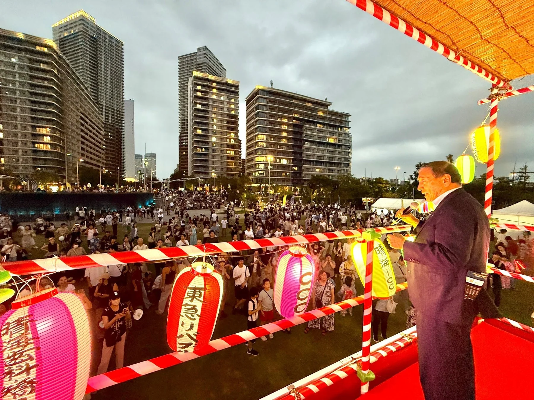 イベント会場でスピーチをする人