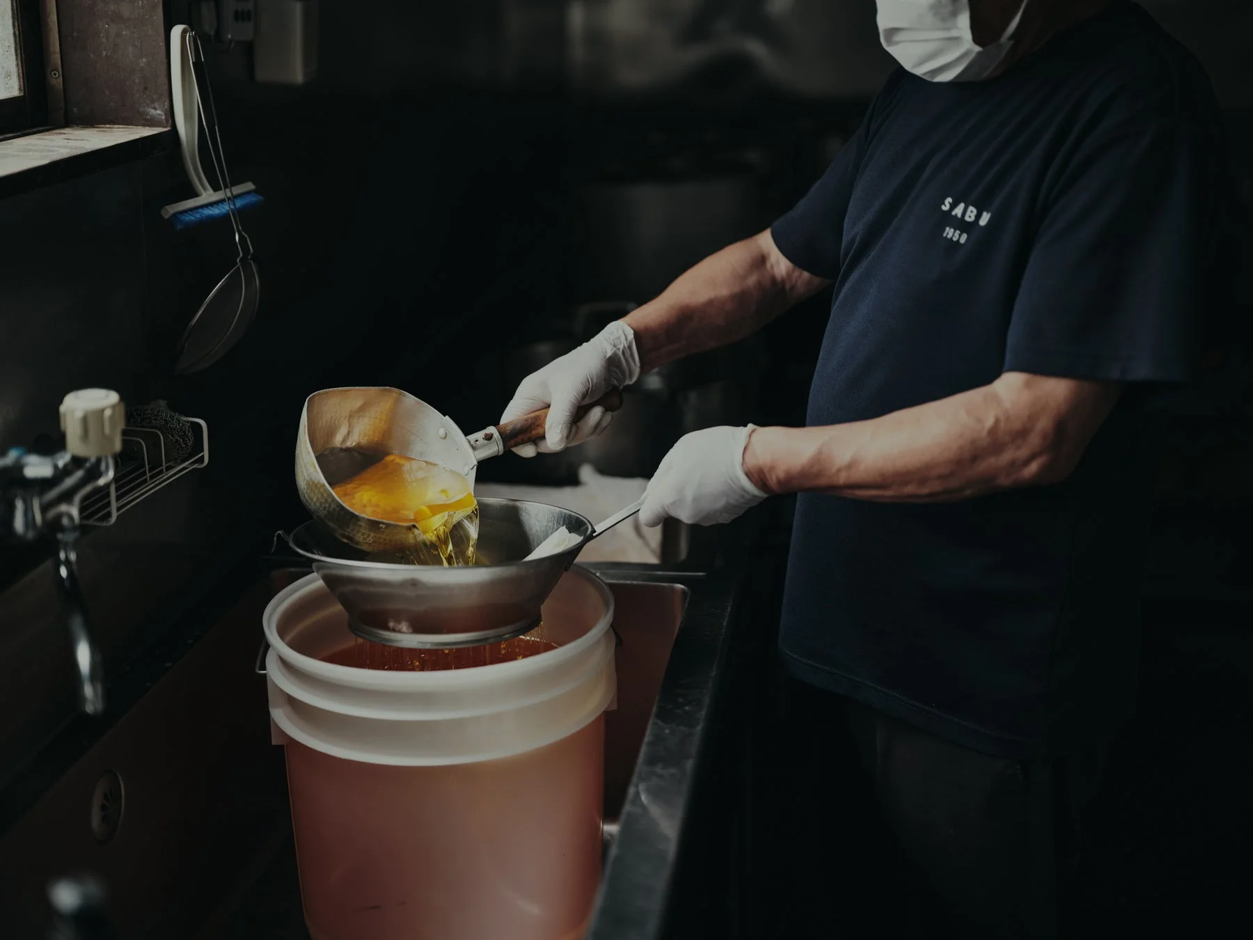 鶏油を精製している様子