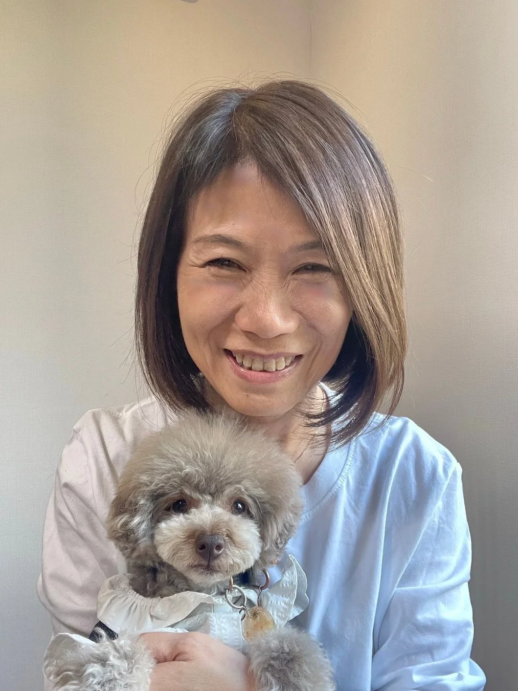 笑顔のオーナー江原氏と愛犬