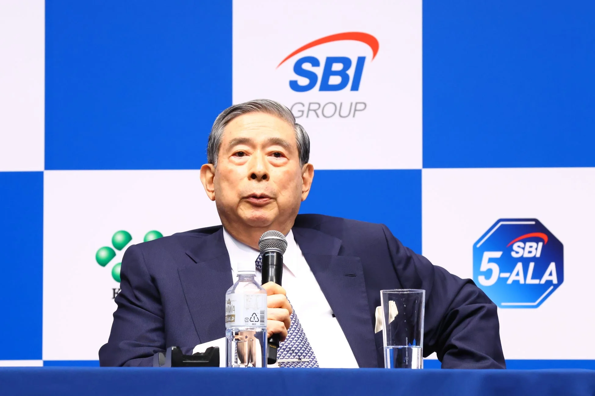 SBIホールディングス代表の北尾吉孝氏がプレゼンテーションを行う様子