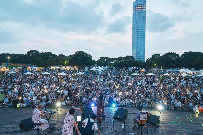 夕暮れのライブ会場の様子