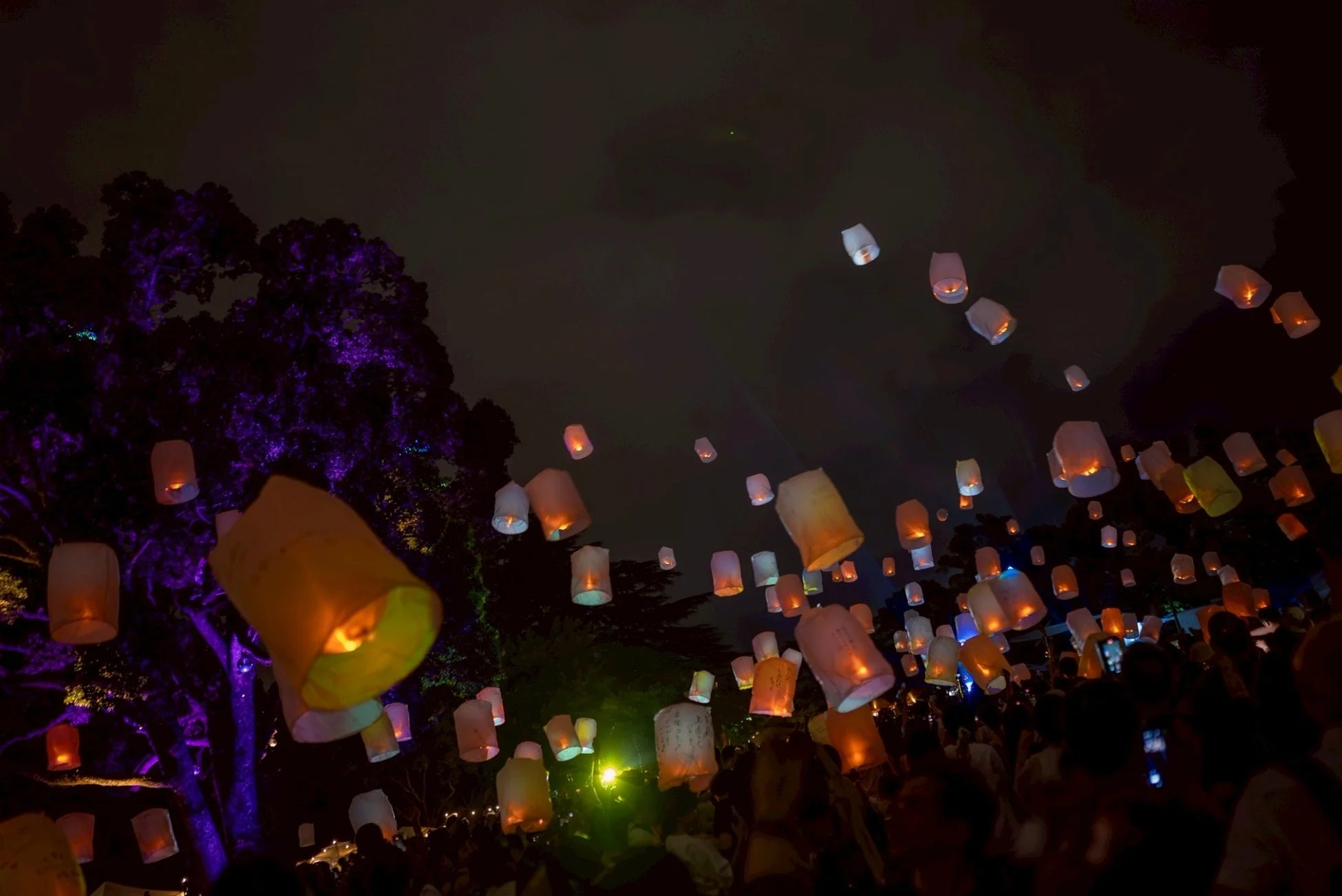 夜空を彩るスカイランタン