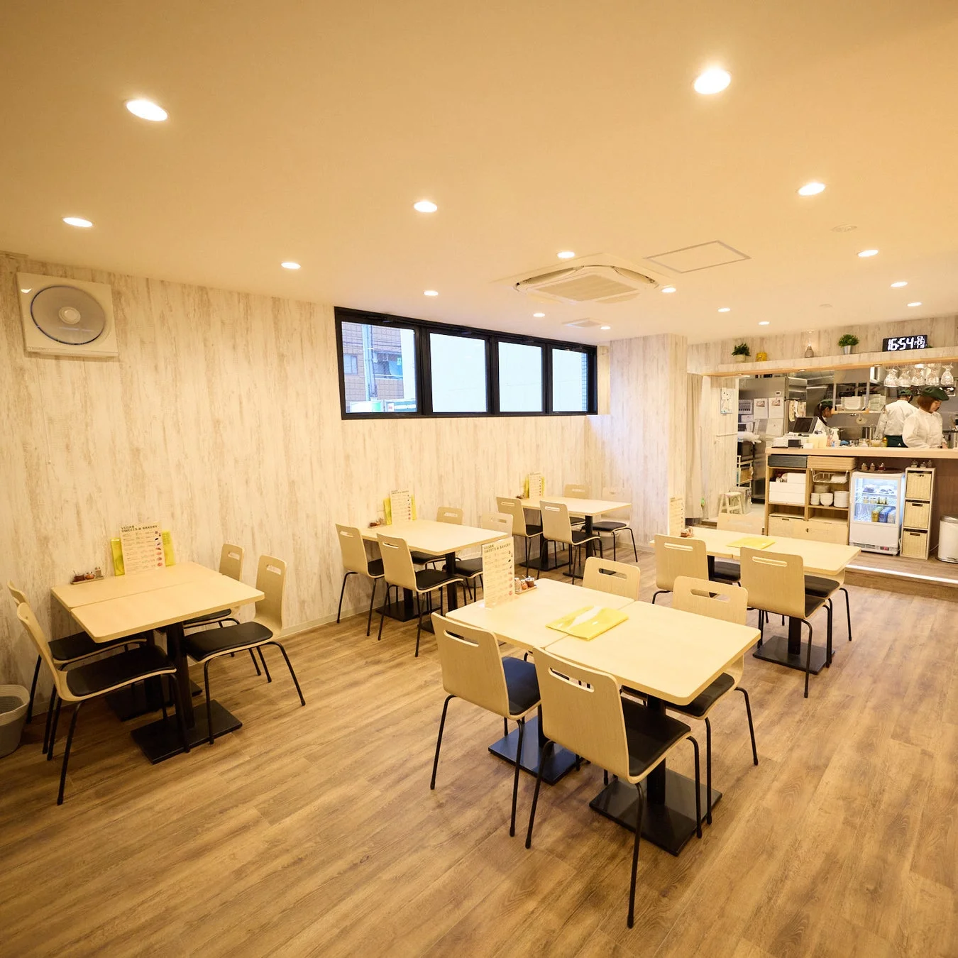 レストラン,カフェ,店内,ダイニングエリア,飲食店,モダン,清潔,明るい,テーブル席,カウンター,ウッド調,カジュアルダイニング,ベーカリー,ヴィーガン