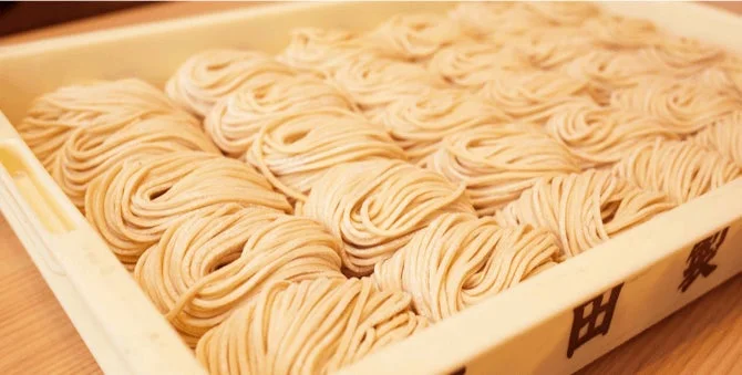 箱に並べられた生麺