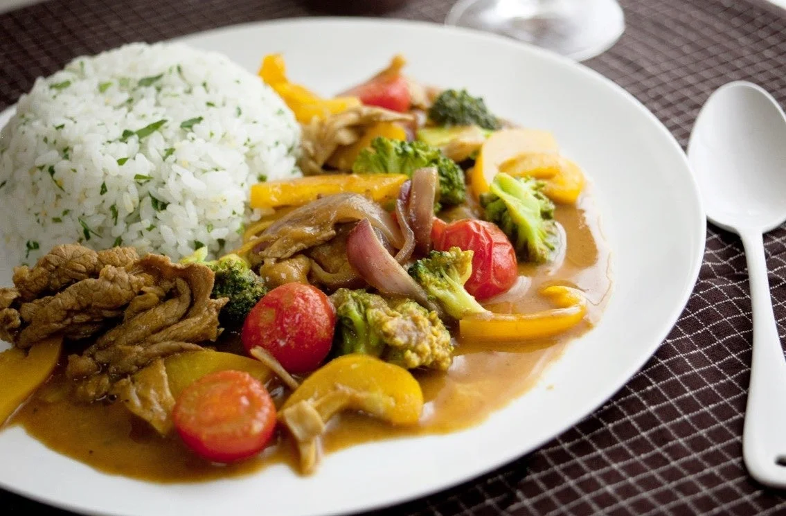 ご飯とカレーのような料理のイメージ