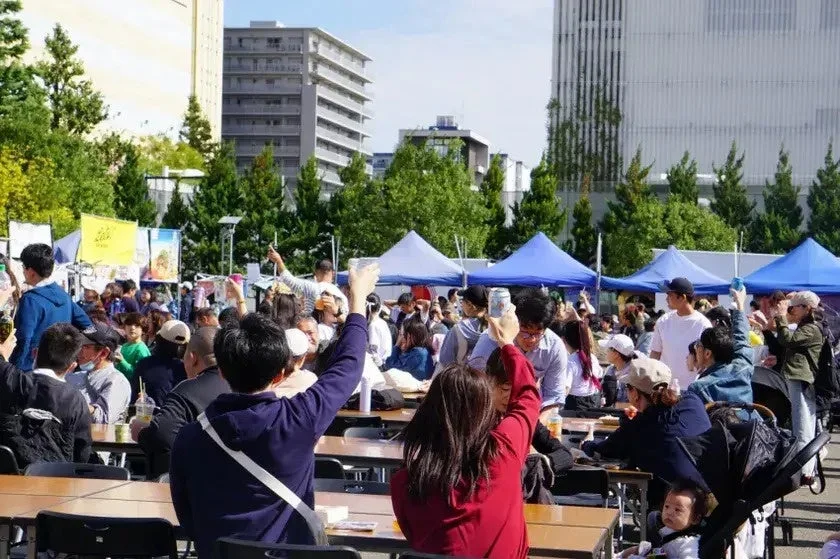 屋外イベントで乾杯する人々