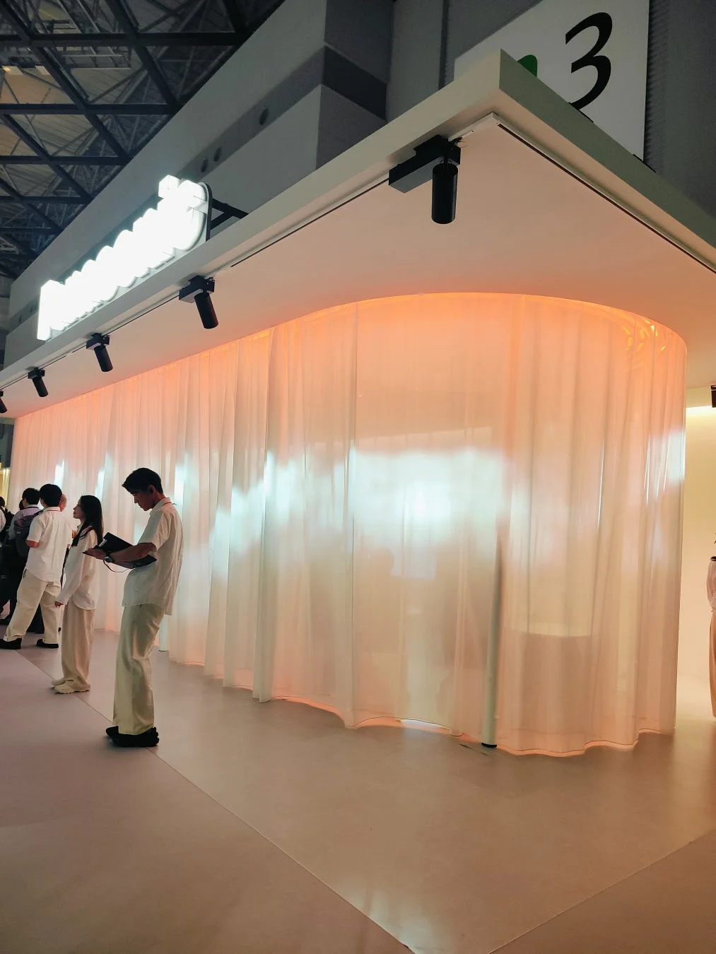 展覧会のような空間と人々
