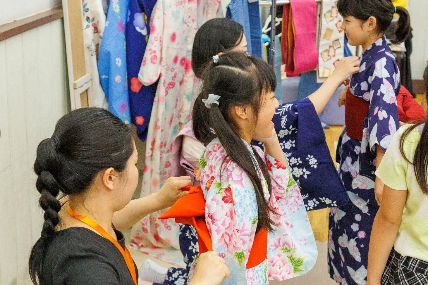 浴衣を着付ける女の子たち