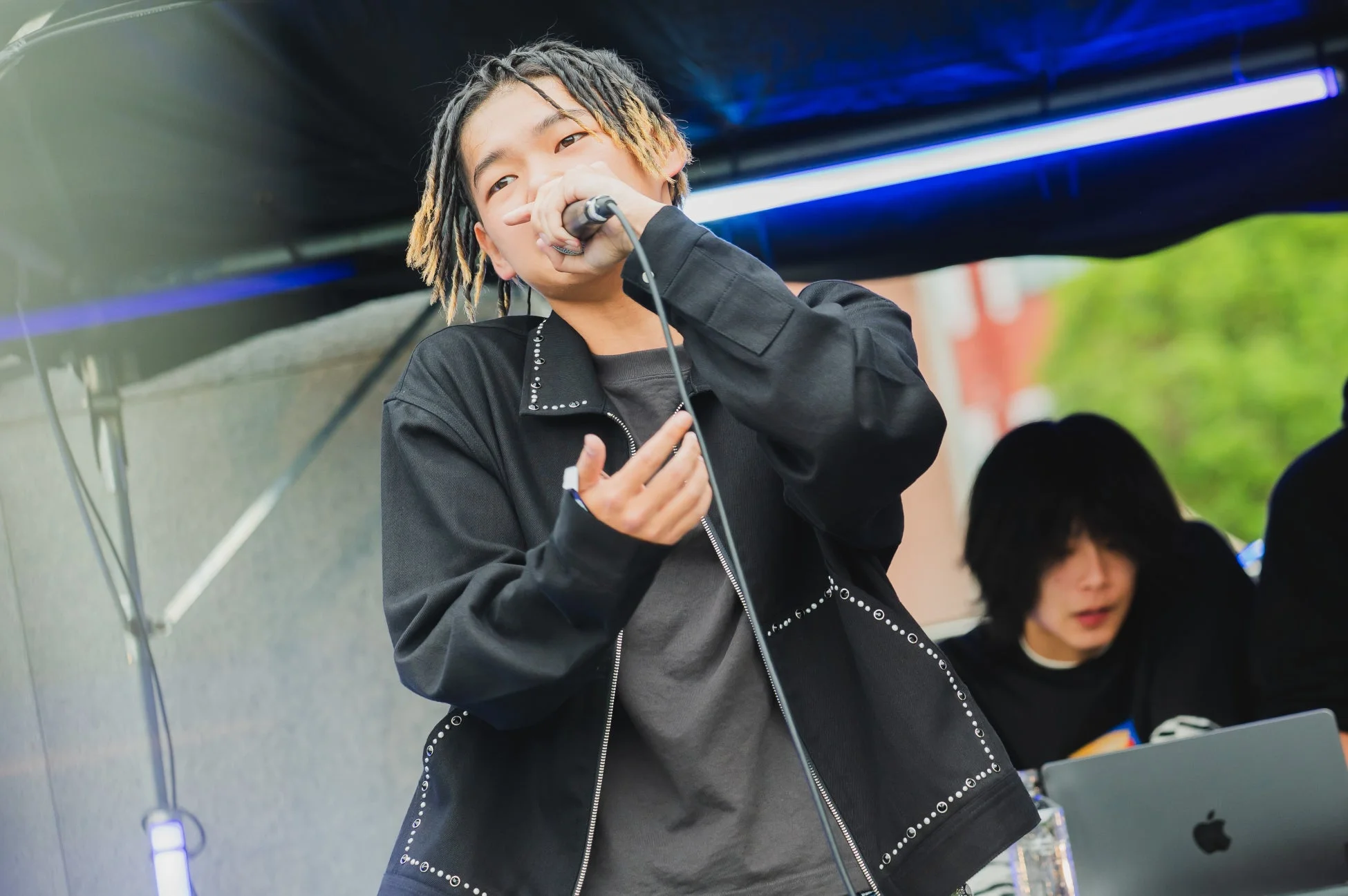 ステージで歌うラッパー