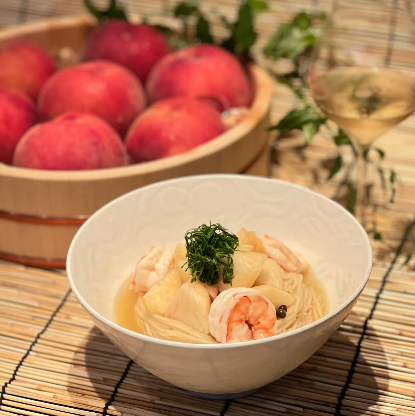 桃の冷やしらぁ麺とシャンパーニュ