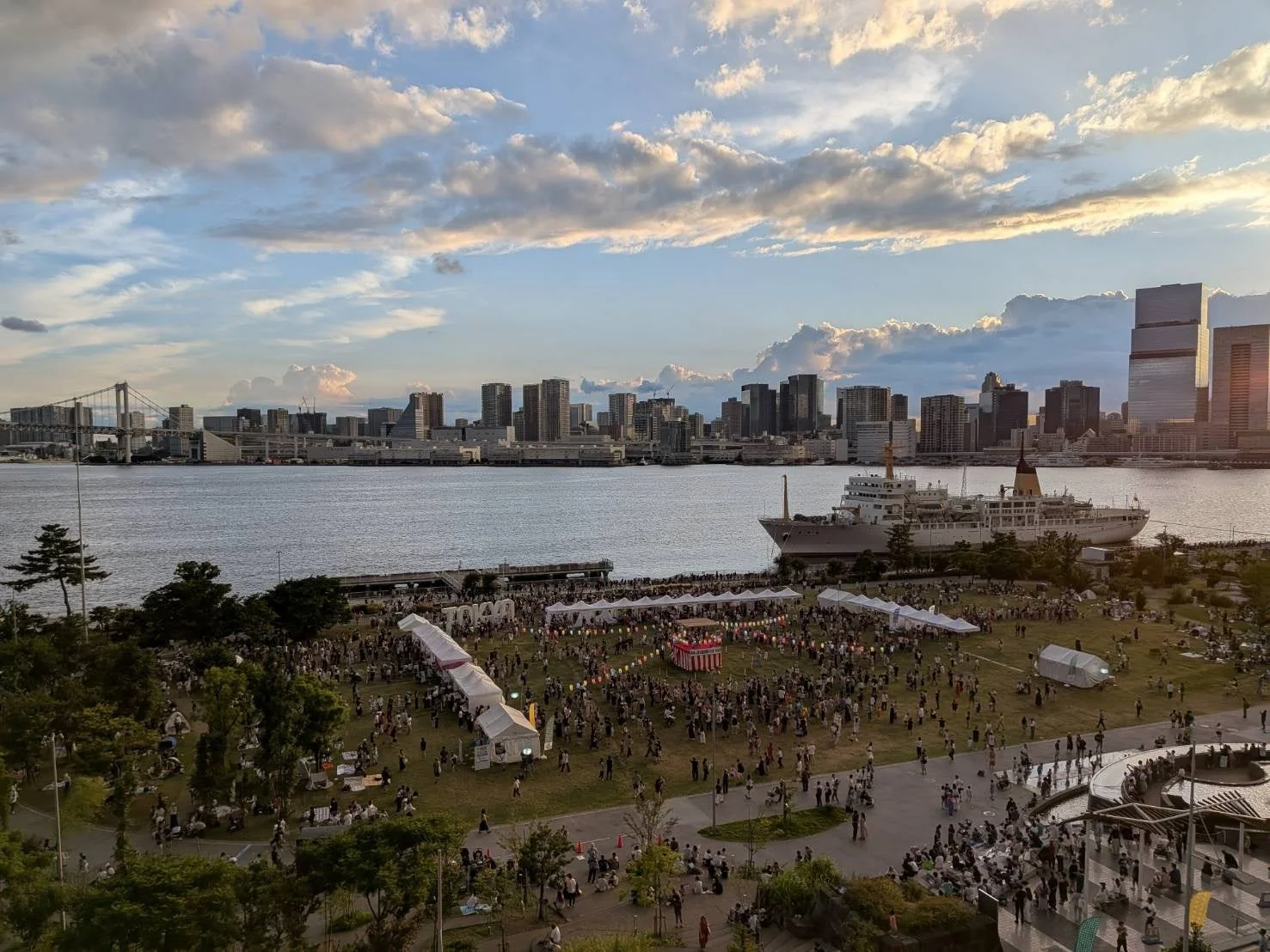 夕暮れのイベント会場