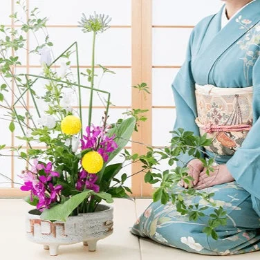 いけ花をする女性