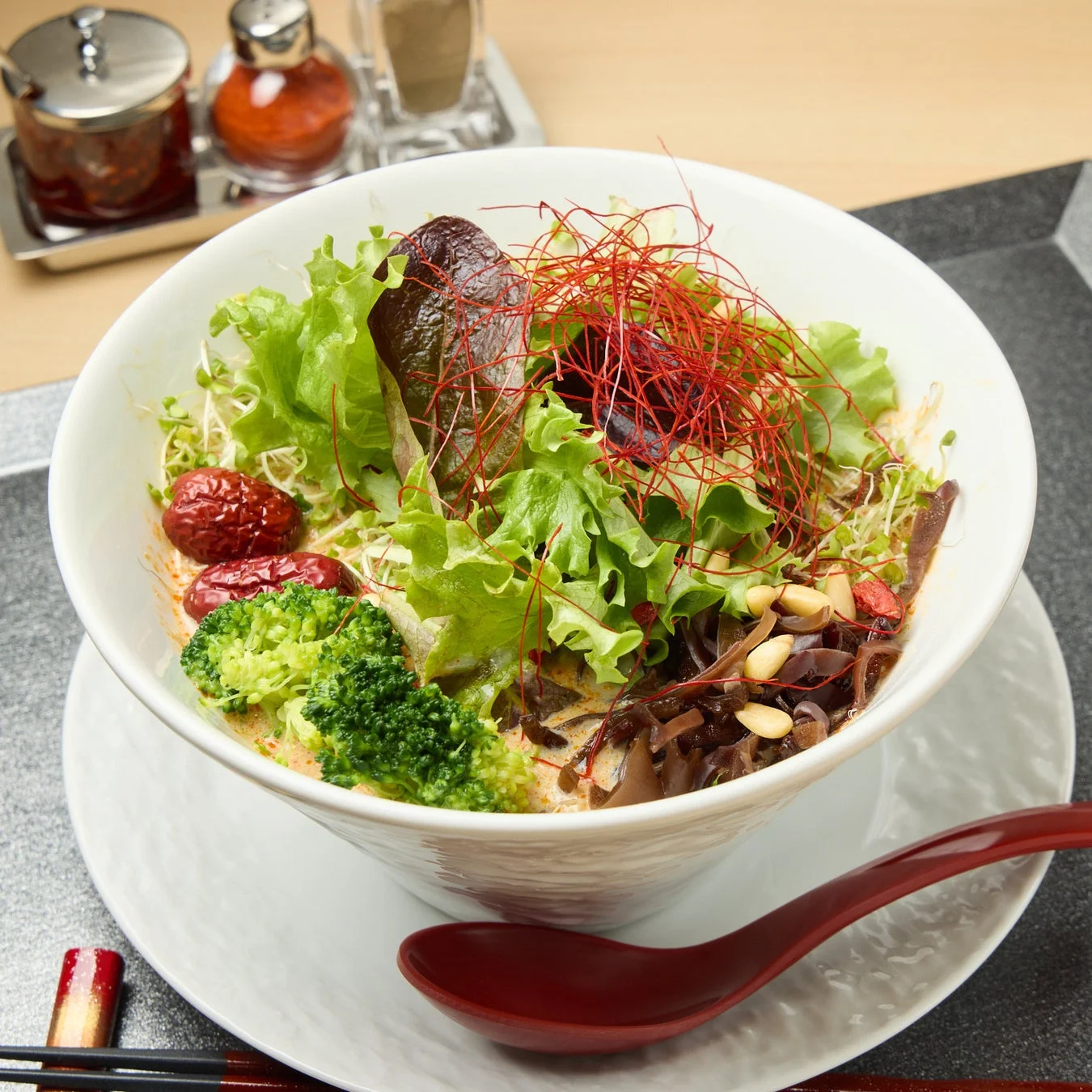 料理、ヘルシー、サラダ、アジアン料理、野菜、ブロッコリー、レタス、ナツメ、松の実、キクラゲ、ラー油、ラーメン、麺料理、ランチ、ディナー