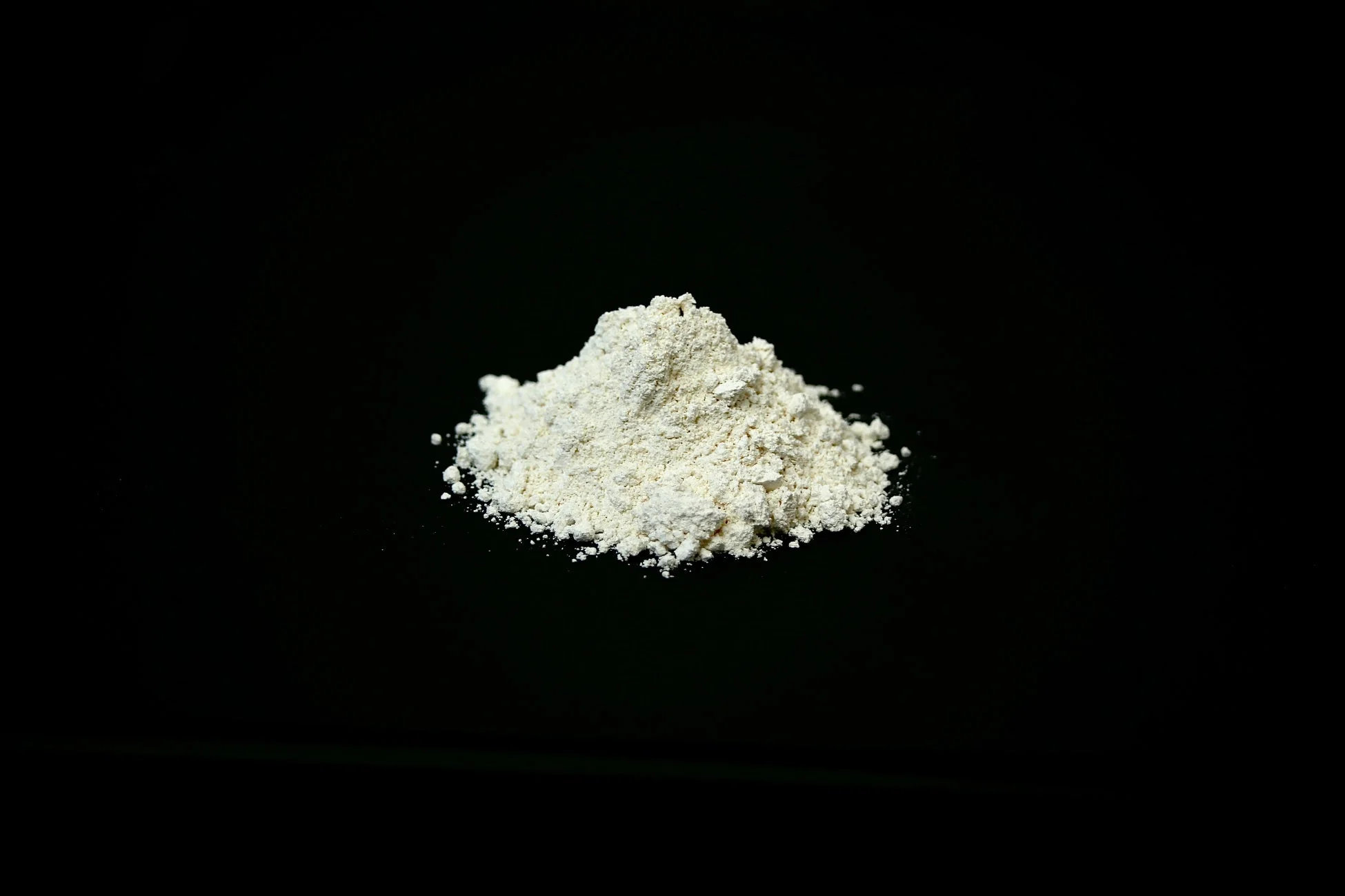 白い粉が山状に積まれている様子