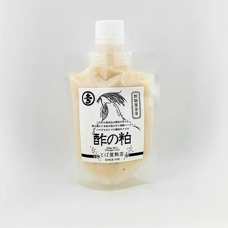 300年の伝統製法で作られた、酢と麹のうま味が溶け合う発酵ペースト「酢の粕」。酢酸菌を含有し、料理に手軽に酸味を加えられるとば屋酢店の製品です。