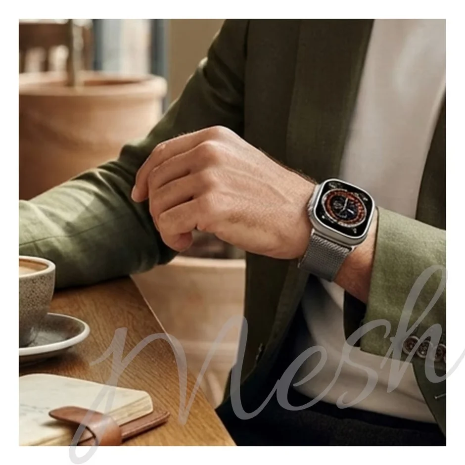 カフェでApple Watch Ultraを着用する男性