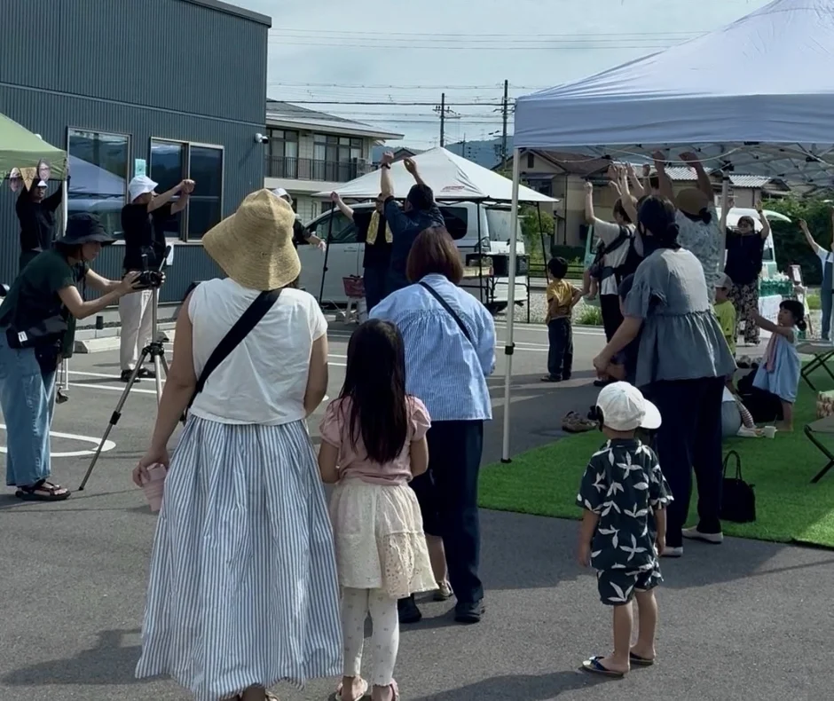 屋外イベントで人々が集まる様子