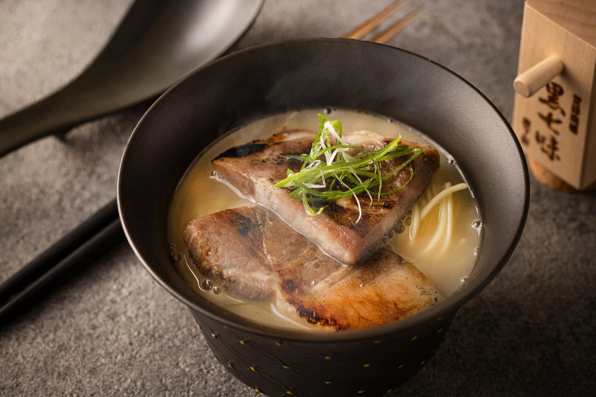 ラーメン、チャーシューとネギが特徴的