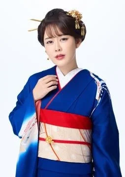 青い着物を着た日本人女性
