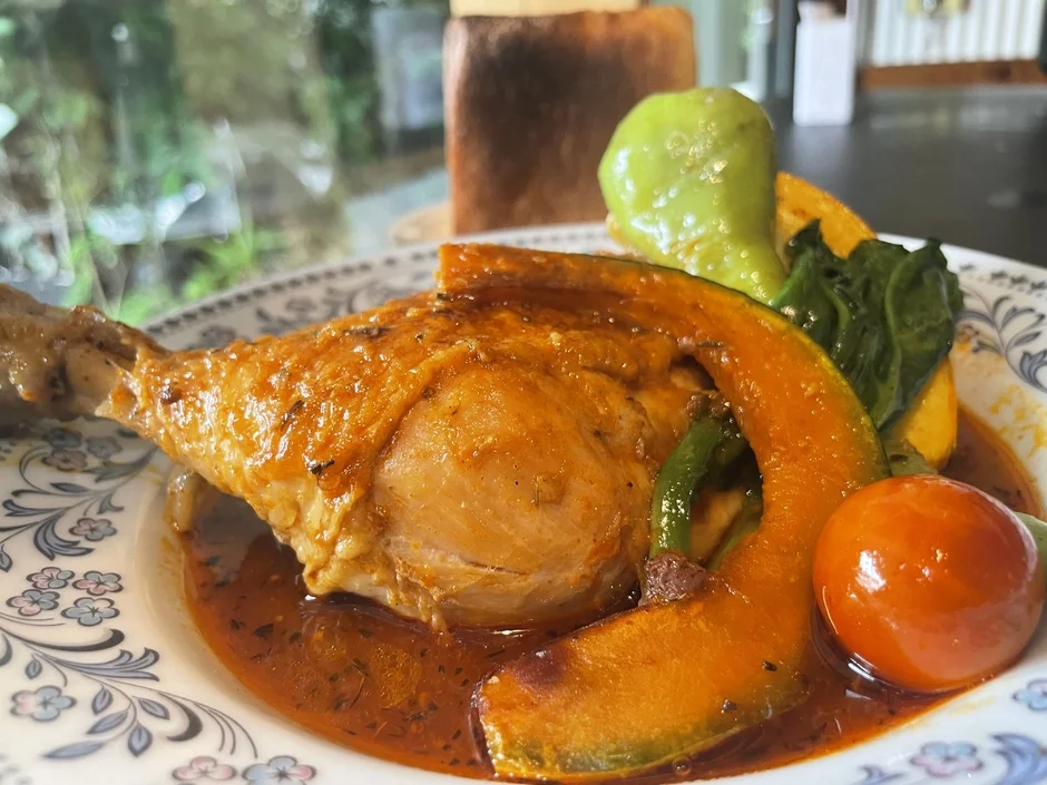 ハーブで味付けされた鶏もも肉のメインディッシュ