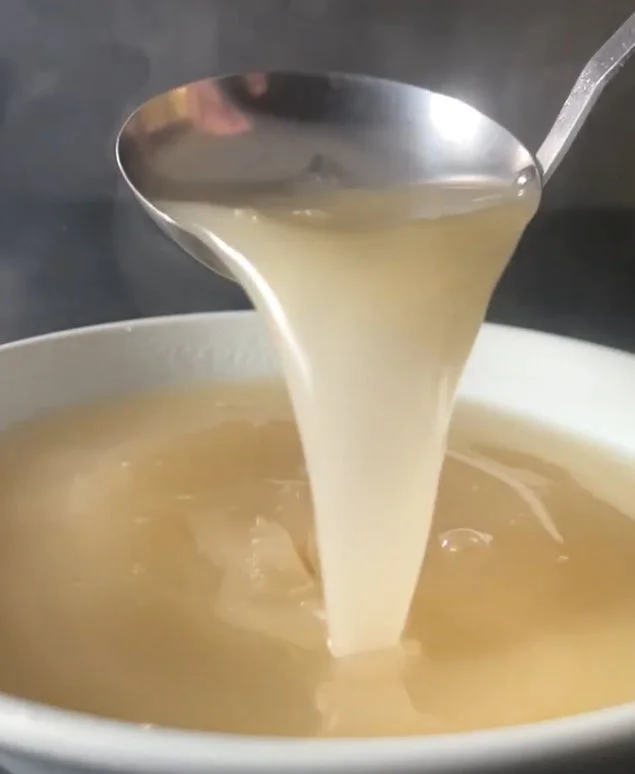 スープを注ぐ様子