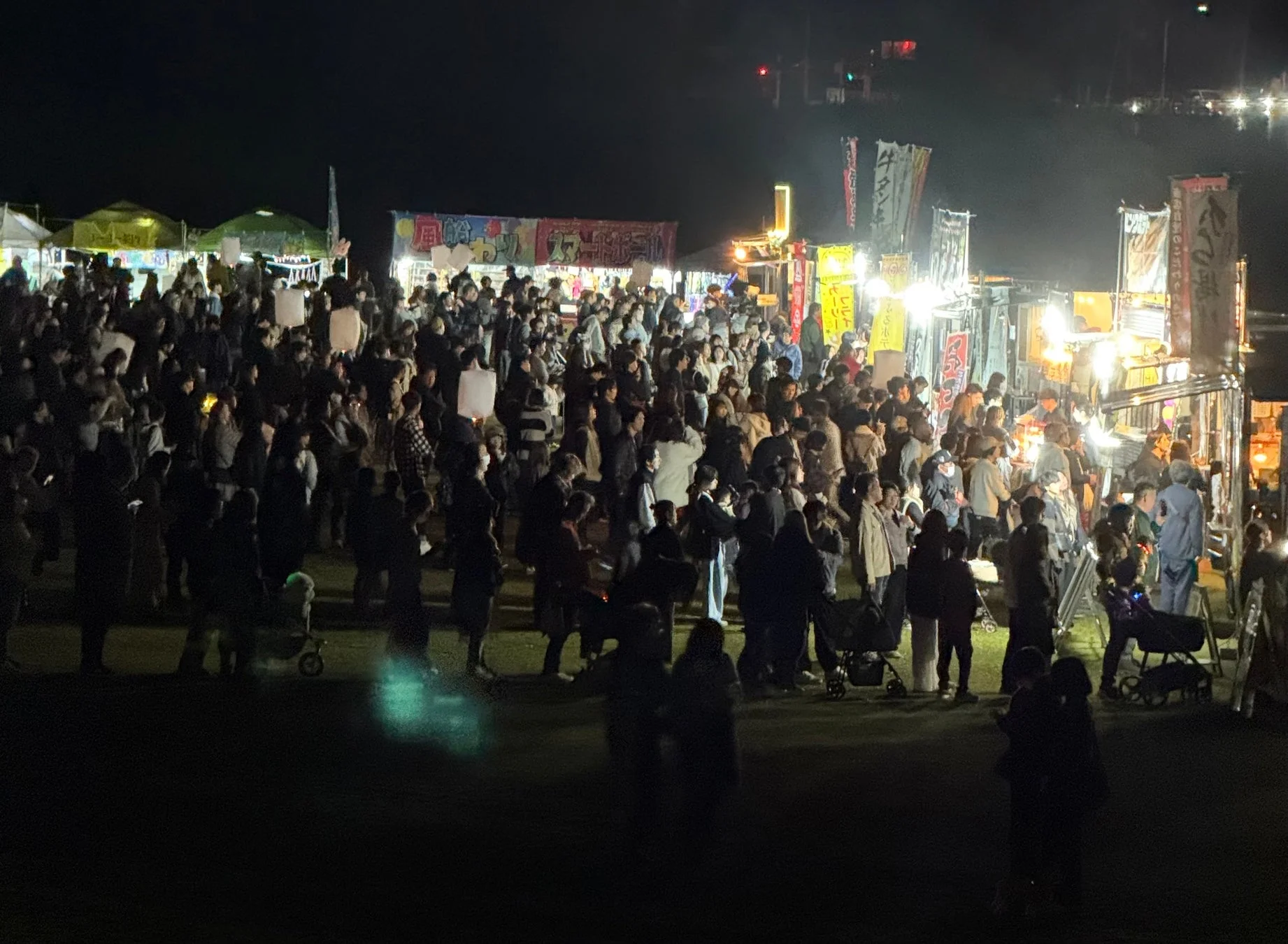 夜のイベント会場の屋台と賑わい