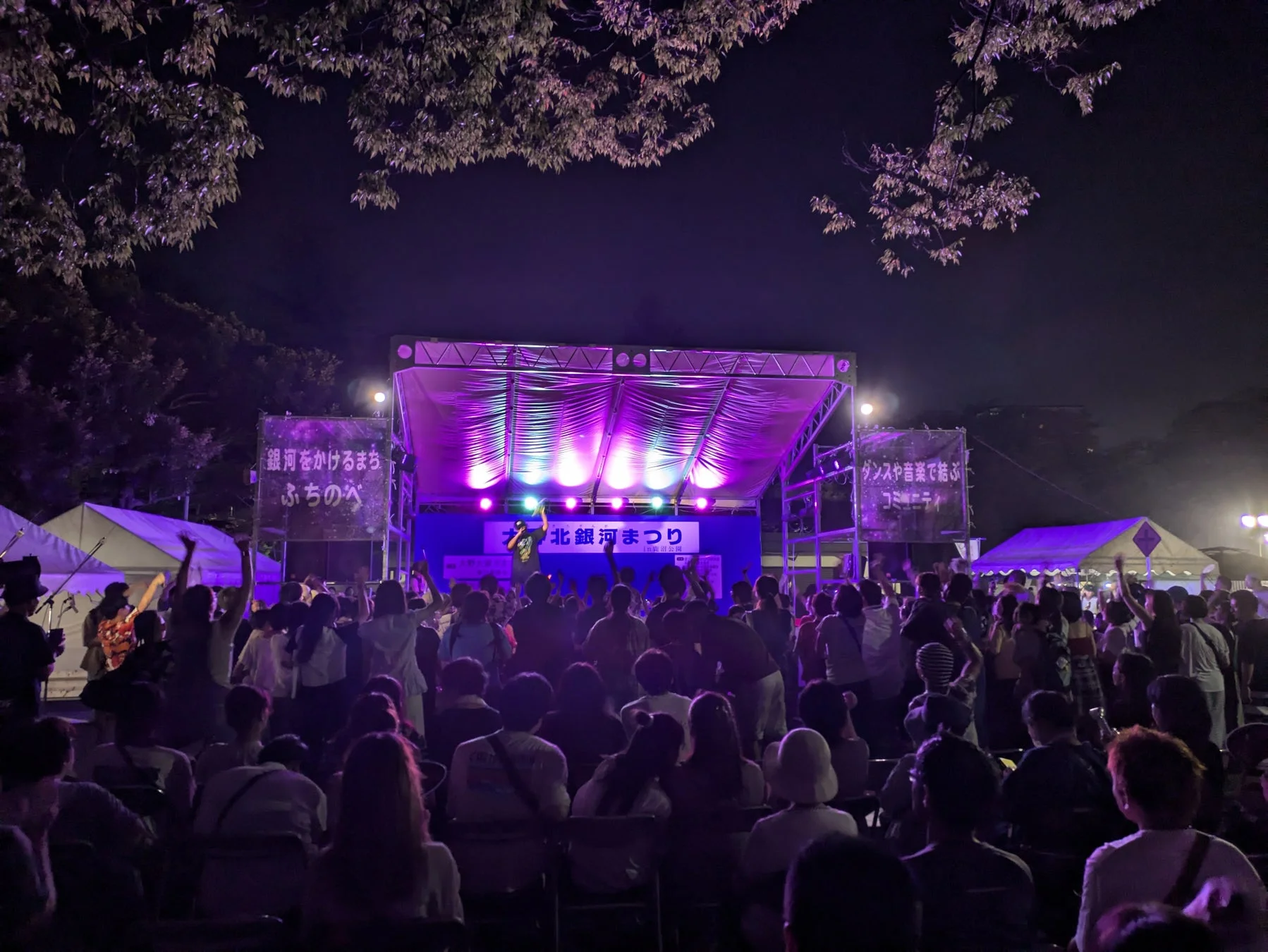 夜間に開催されている祭りの様子