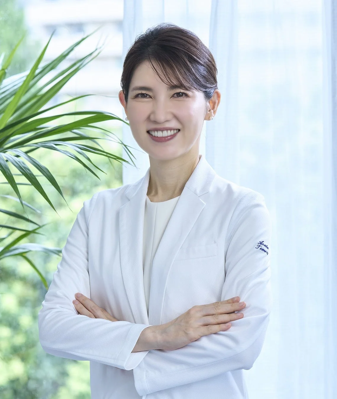 白衣姿の友利新先生