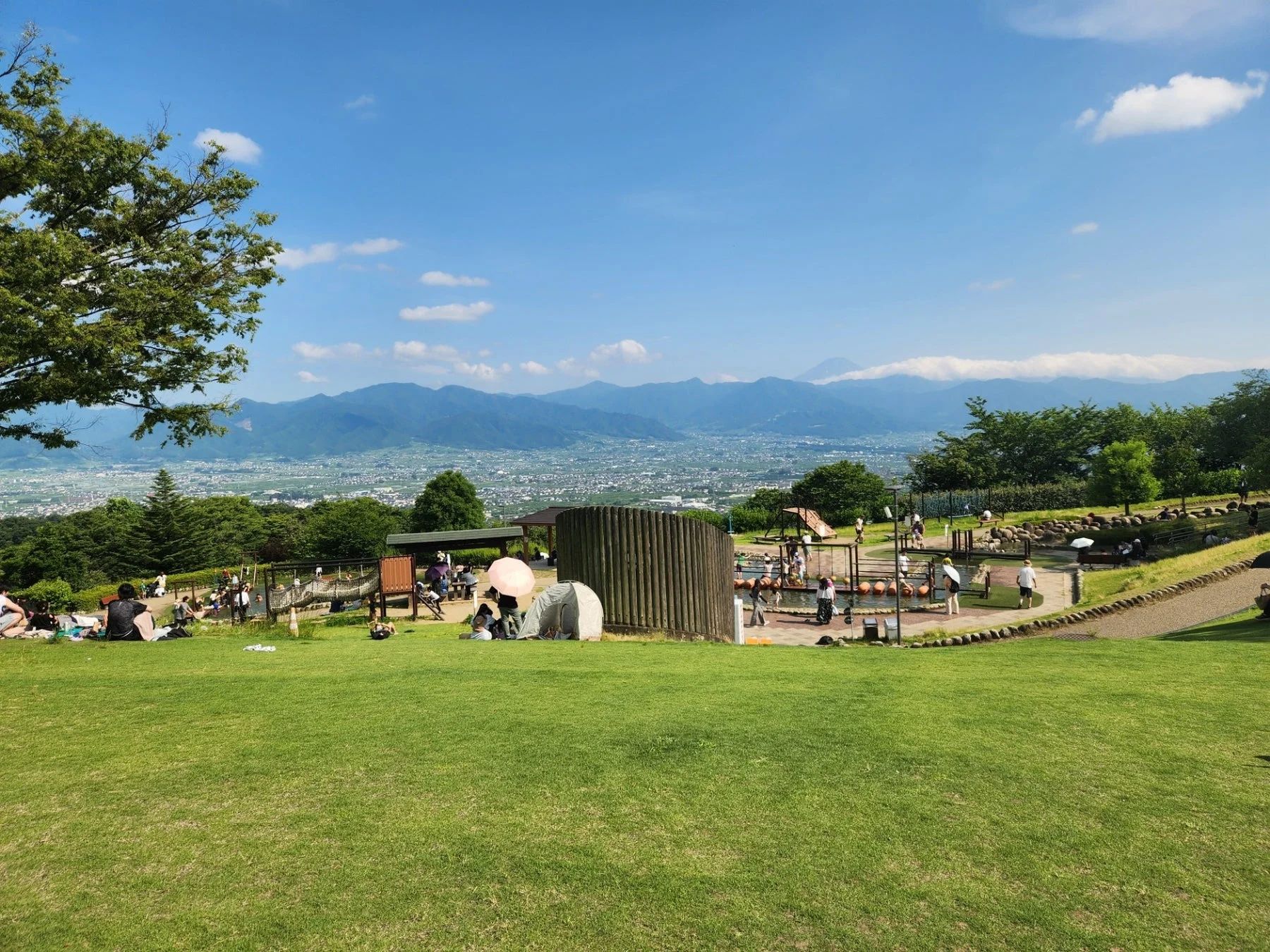 公園の広場と富士山