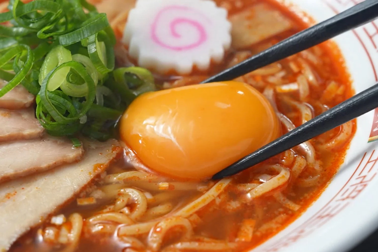 卵黄が乗った夏ラーメン
