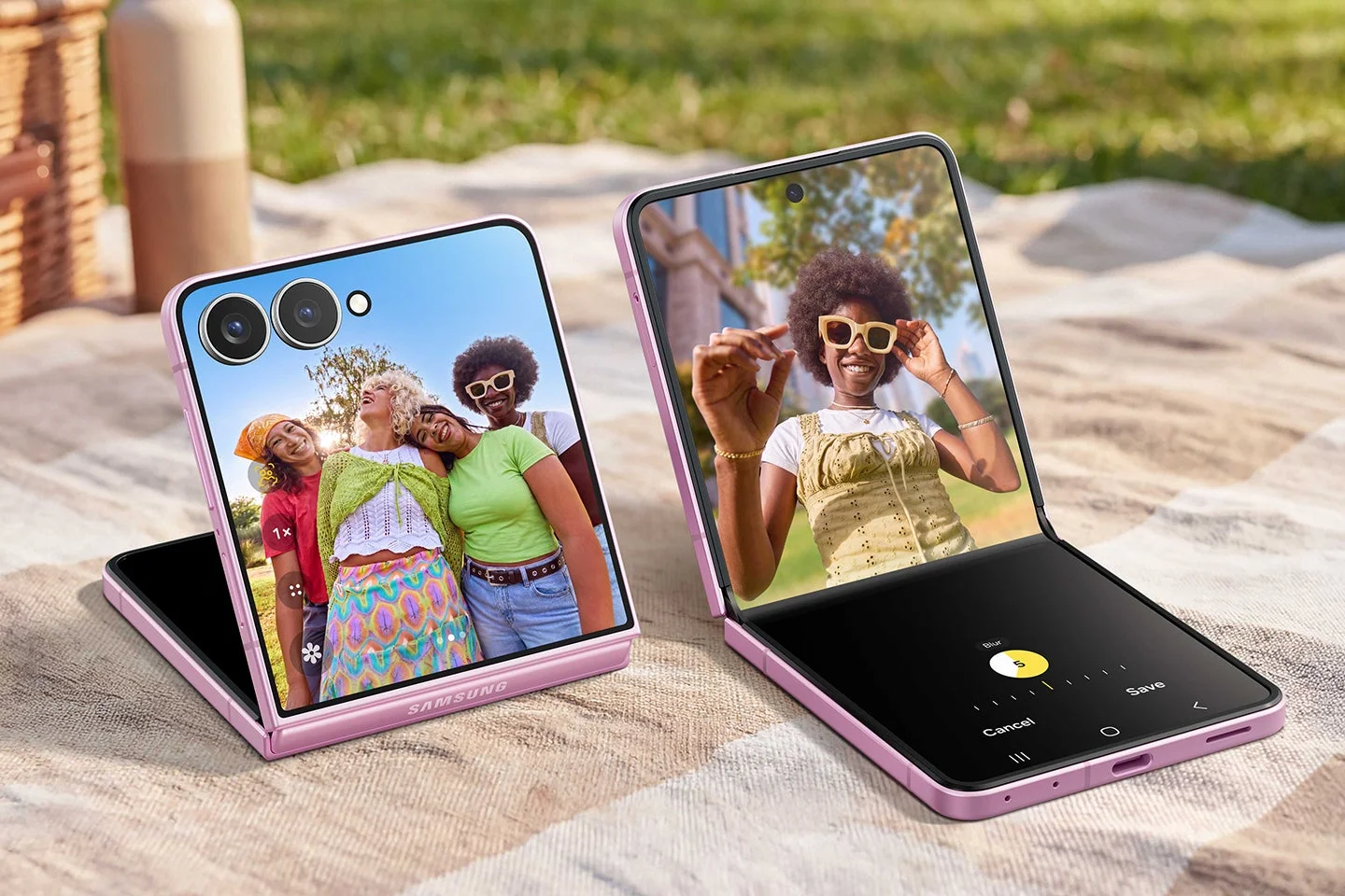 Samsung Galaxy Z Flip8でセルフィーを楽しむ様子