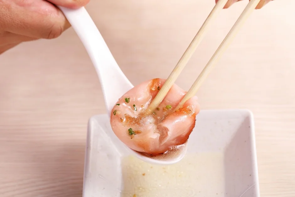 レンゲに乗せられた水たき焼き小籠包