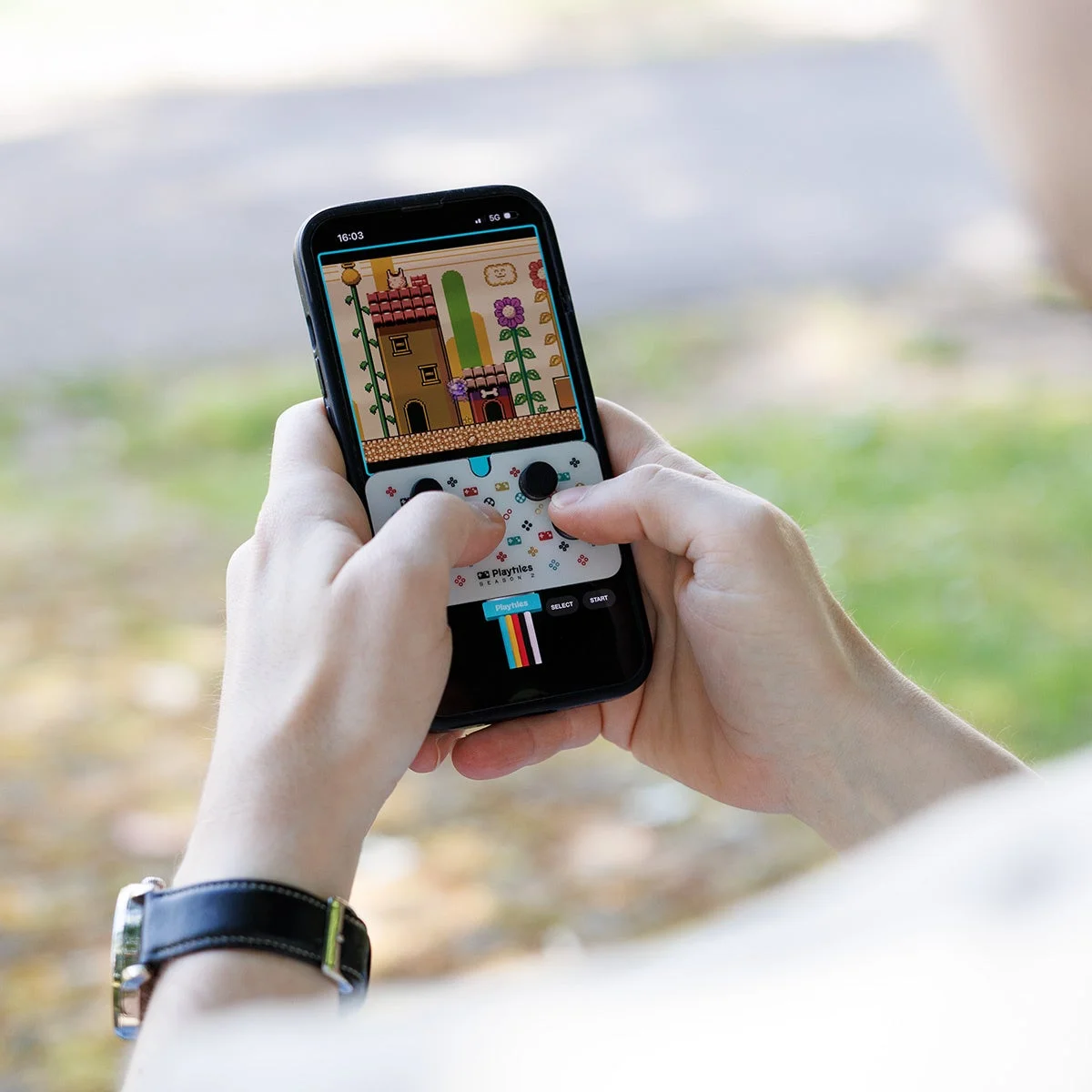 スマホでゲームをプレイしている手元の写真
