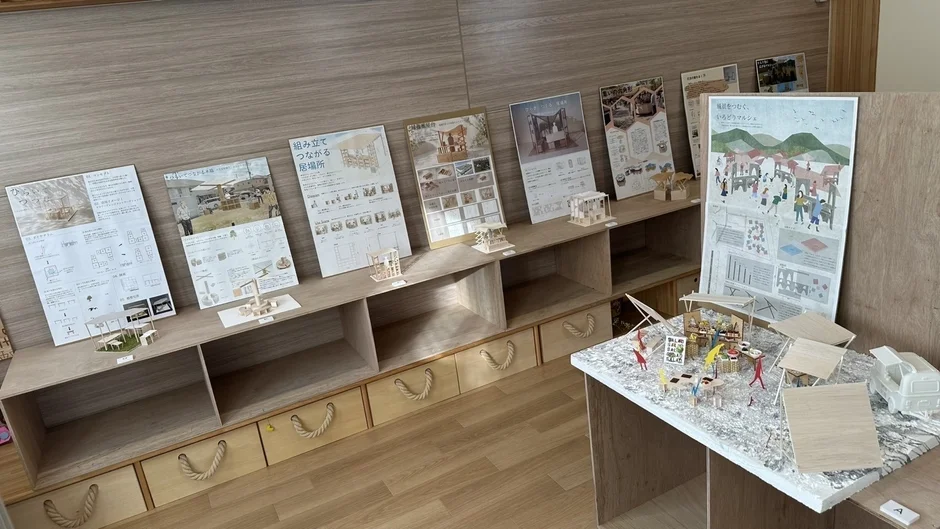 建築模型とデザイン展示の様子