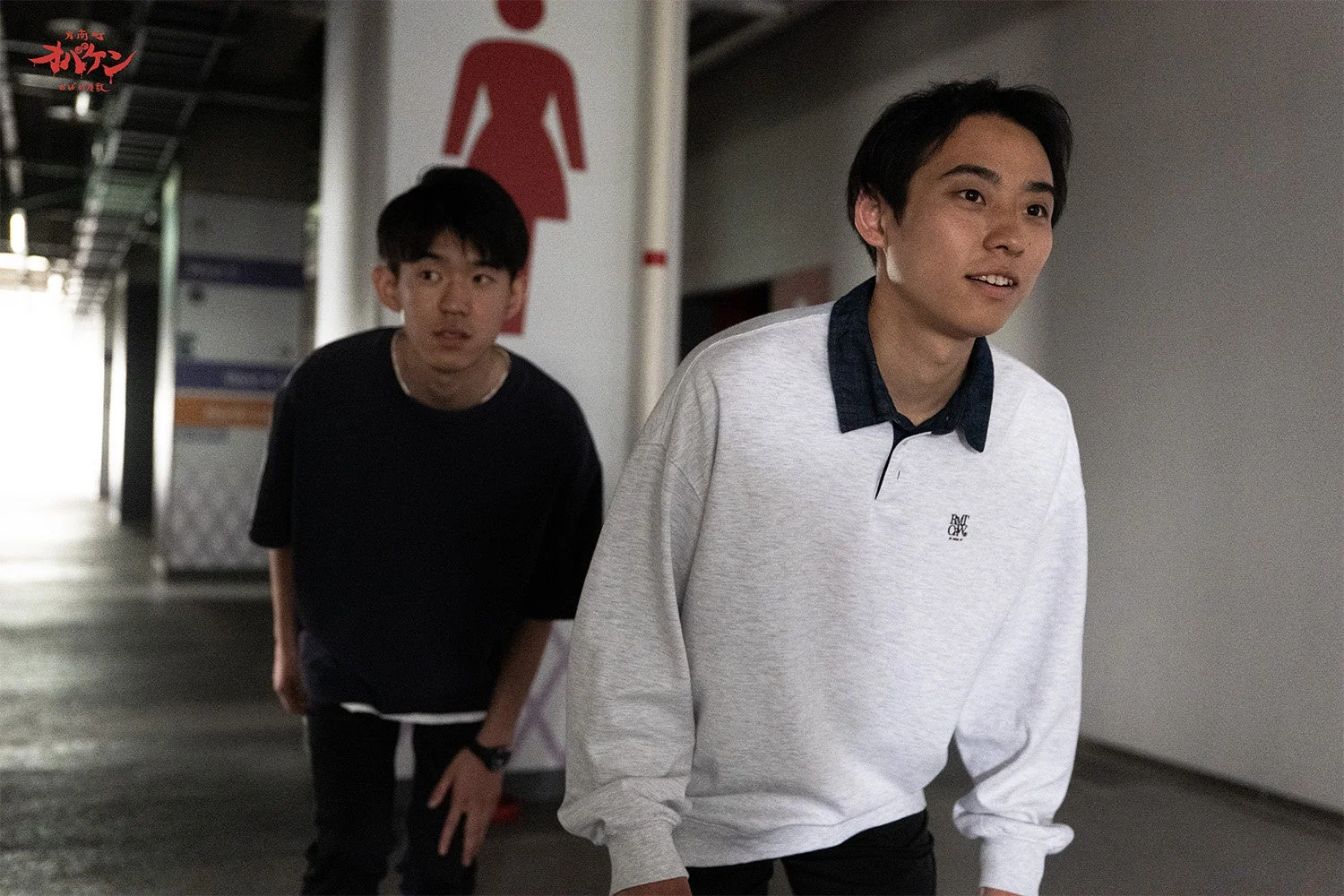 通路を歩く2人の男性