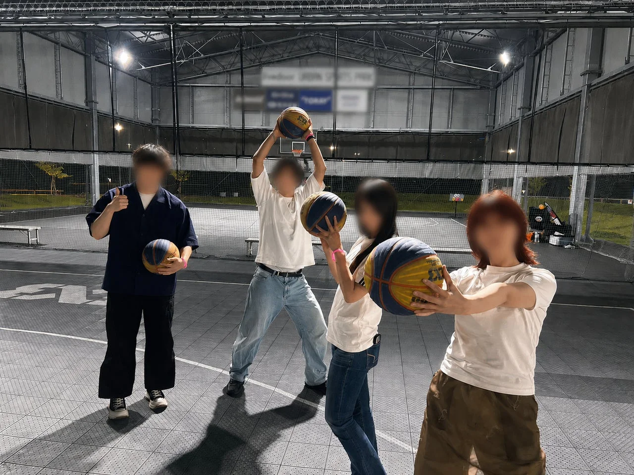 バスケットボールを楽しむ若者