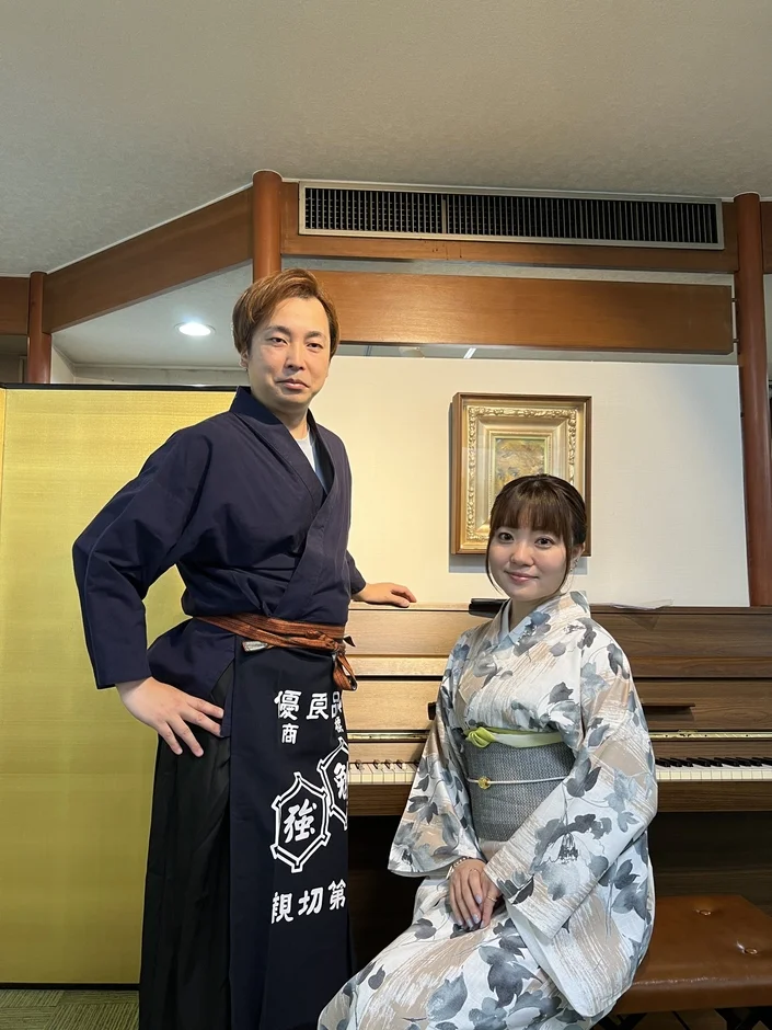 和装の明珍氏と洋装の植村氏