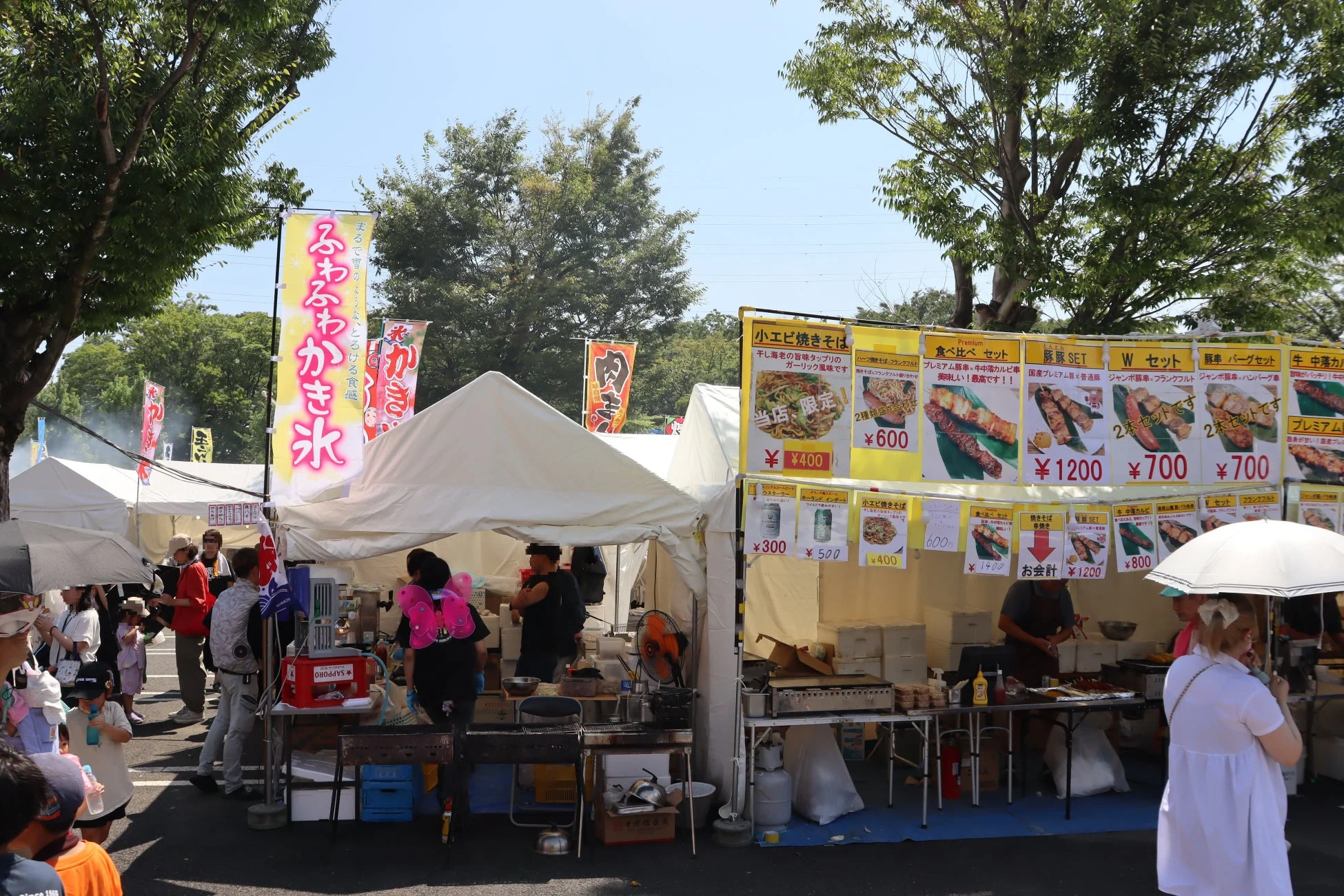 屋台が並び賑わう屋外イベント会場