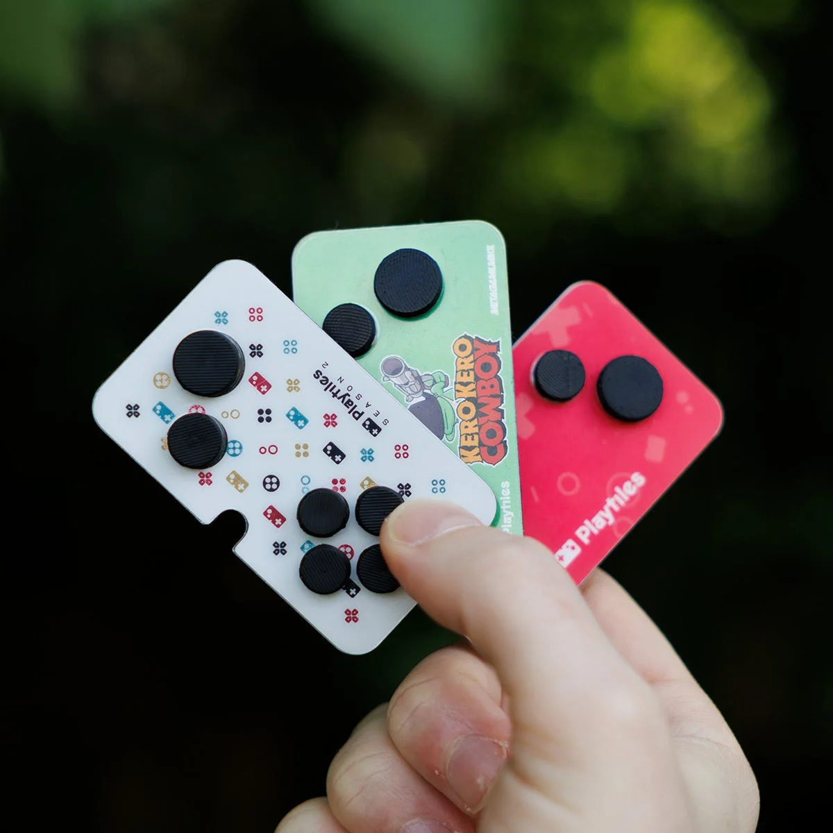 Playtilesコントローラーを手に持っている様子