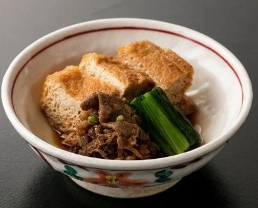 和風の器に盛り付けられた厚揚げと牛しぐれ煮